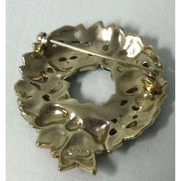 Vintage Monet Christmas Wreath Lapel Pin Brooch Holiday Gold Tone Green Red Bow - Picture 3 of 4